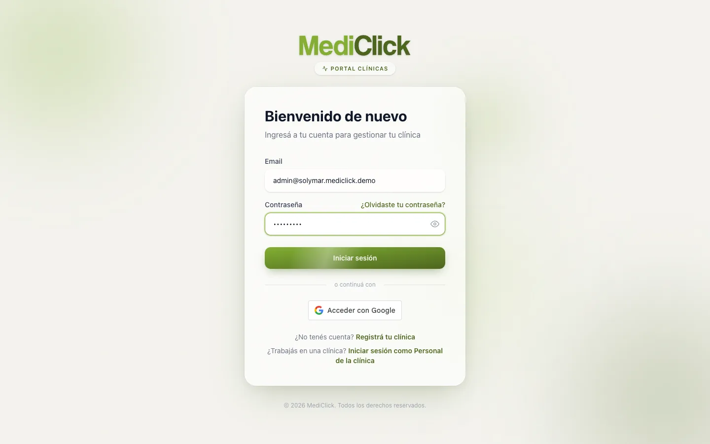 Pantalla de inicio de sesión del Portal Clínica con campos de email y contraseña, acceso con Google y el enlace Iniciar sesión como Personal de la clínica