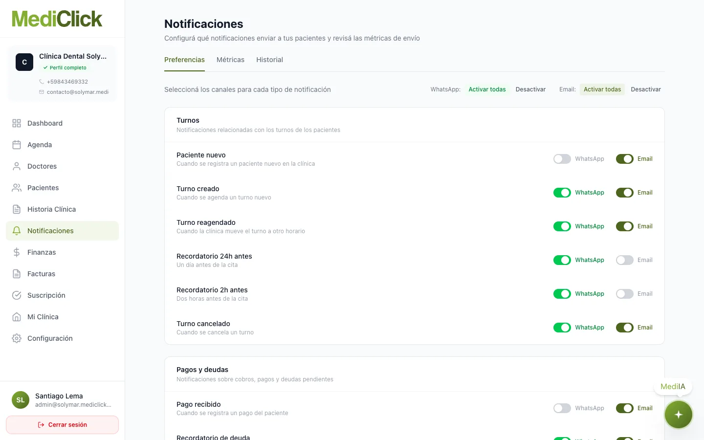 Pantalla de notificaciones con pestañas de preferencias, métricas e historial, y los interruptores de WhatsApp y email por tipo de aviso